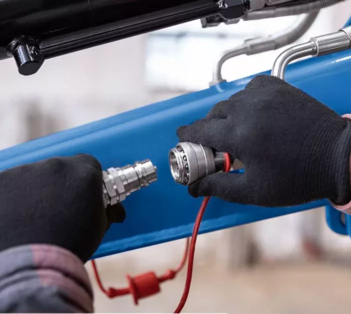 la prise hydraulique de la mini pelle brico dépôt pour brancher des outils